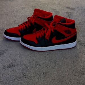 Air Jordan 1 Mid black/Red Size Men size 9.5